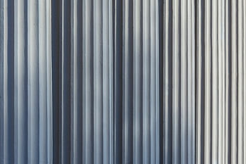 cordes grises, mur, Résumé minimaliste, tôle ondulée grise, ombres douces, modèle, texture, lignes verticales, design industriel, art moderne, photographie abstraite