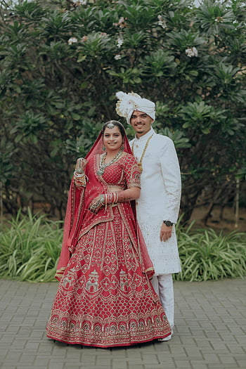 ślub indyjski, para fotografii, tradycyjny strój, Ceremonia na zewnątrz, panna młoda, Pan młody, Lehenga, Szerwani, ślub kulturalny, romantyczna para, tło natura