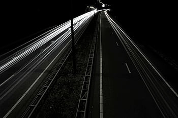 šedá asfaltová cesta, v noci, dlouhé expozice, Světelné stezky na dálnici, dynamický pohyb, noční fotografie, silniční fotografie, světelný obraz, městská noční scéna, dopravní stezky, noční dálnice