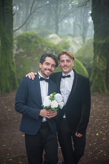 スーツを着たカップル、 フォーマルスーツ、 屋外の結婚式、 緑豊かな森、 2人の男性、 ほほえむ、 花束を保持します、 結婚式のカップル、 森の結婚式、 蝶ネクタイ、 自然の背景