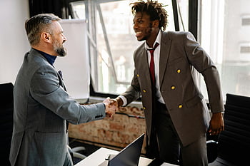 Empresários apertando as mãos, Configuração moderna do escritório, acordo bem -sucedido, empresários sorridentes, aperto de mão profissional, reunião de negócios, ambiente de escritório, traje de negócios, acordo corporativo, Contrato de Parceria, interação profissional