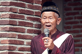 juru kunci, vieil homme, discours, indonésien, microphone, parler, blangkon, Orang Tua, les personnes âgées, Sénior, tradition
