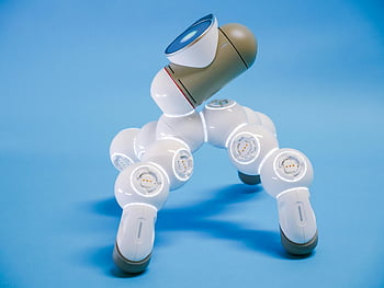 ロボット玩具、 白と黒、 未来的なロボット装置、 クローズアップビュー、 青い背景、 ロボットデザイン、 玩具ロボット、 モダンロボット、 遊び心のあるロボット、 ハイテクおもちゃ、 ロボットフィギュア