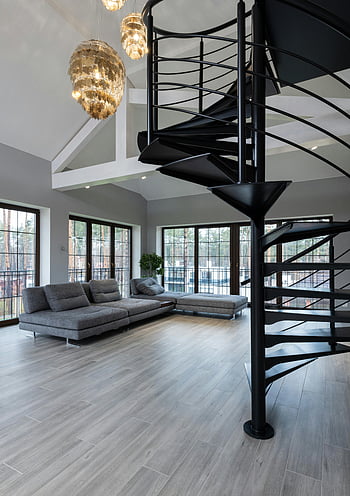 moderní obývací pokoj, točité schodiště, Elegantní výzdoba, Světlý interiér, velká okna, šedá pohovka, moderní design, Vysoký strop, osvětlení lustrů, dřevěné podlahy, interiér domu
