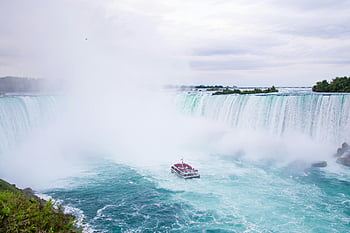 Niagara vízesés, fröccsenő víz, túrahajó, ködös vizek, festői kilátás, folyami hajózás, vízesés, hajótúra, természeti csoda, turisztikai attrakció, vízesések