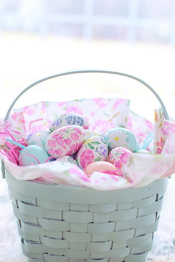 Ostereier, dekorativer Korb, Pastellfarben, Feiertagsfeierlichkeiten, Blumendesign, Osterkorb, Festliche Eier, Frühlingsdekorationen, Osterdekorationen, Ostereiersuche, Ostergeschenke