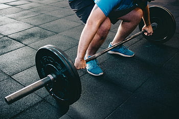 man met barbell, deadlifting, indoor training, geschiktheid, gewichtheffen, Sportschool, krachttraining, toewijding, Barbell -oefening, atletische man