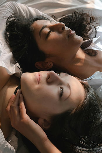 Para lesbijek, leżeć, delikatny portret, Moment intymny, połączenie miłości, Scena łóżka, dwie kobiety, czuła poza, Romantyczny obraz, zbliżenie strzał, wyrażanie emocji