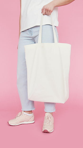 Giovane donna alla moda, tote bag bianca, Sfondo rosa pastello, Abbigliamento casual, jeans, scarpe da ginnastica, stile minimalista, moda alla moda, borsa ecologica, aspetto moderno, colori pastello