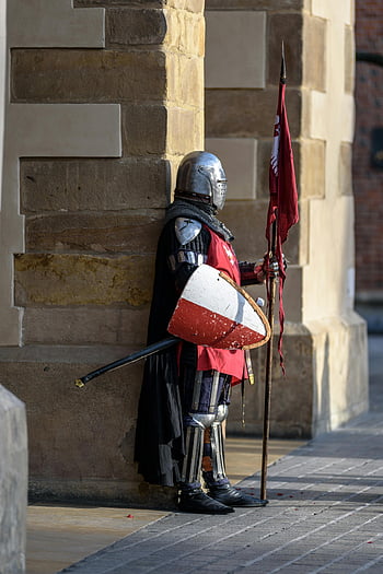 Cavaliere Medievale, armatura grigia e rossa, edificio in pietra, scudo, bandiera, strade, guardia, armatura medievale, cavaliere in armatura, Bandiera medievale, scudo medievale
