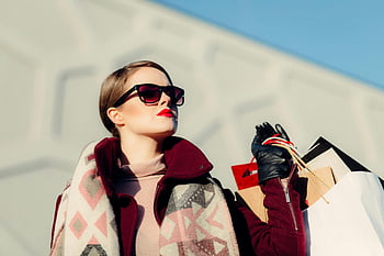 selectiv, fotografie cu unghi mic, Femeie care ține pungi de hârtie, femeie elegantă, ochelari de soare, pungi de cumparaturi, moda modernă, stilul de viață de lux, ruj rosu, mănuși negre, eșarfă modelată