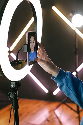 asijské ženy, chytrý telefon, kruhové světlo, Živé vysílání videa, moderní technologie, krytý, tvůrce obsahu, Živý přenos, sociální média, vlogging, ovlivňovač