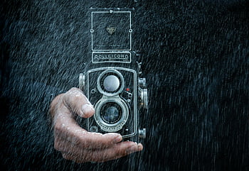 Vintage Rolleicord -kamera, sort kamera, Håndholdningskamera, nærbillede foto, regn, vådt kamera, fotografering, retro kamera, udendørs fotografering, sort baggrund, vanddråber