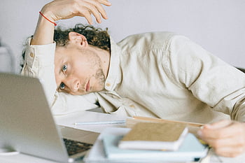 overwerkte werknemer, liggend voor laptop, vermoeide blanke man, bureau, uitputting, spanning, Burn -out op de werkplek, Tekenen van uitputting, Tekenen van stress, Werk vermoeidheid, burn -out symptomen