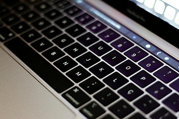 現代のノートパソコンのキーボード、 閉じる、 洗練されたデザイン、 詳細なビュー、 ラップトップキー、 現代的なキーボード、 高解像度、 技術、 ポータブルデバイス、 コンピューター周辺機器、 現代の技術