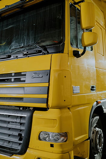 žlutý vůz DAF XF, detailní fotografie, vnitřní parkování, Návrh kamionu, Struktura kamionu, žluté auto, DAF XF, Podrobný pohled, Vpředu kamionu, Zrcadlo, mřížka kamionu