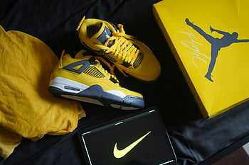 Gelbe Jordan -Schuhe, schwarze und gelbe Turnschuhe, mutiges Modes Statement, passende Box, Nike-Logo, Air Jordan, Gelbe Turnschuhe, Sneaker-Kollektion, Sneaker Box, Sneaker -Stil, Sneaker Mode