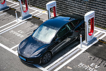 Tesla model 3, nabíjecí stanice, Černá Tesla, městském prostředí, elektrické vozidlo, tesla, nabíjení, auto, parkoviště, stanice, ev