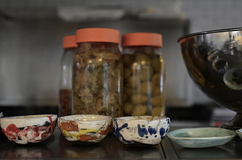 ciotole di ceramica, ceramica colorata, cibo fermentato, bancone della cucina, Primo piano artistico, Barattoli di ceramica, arredamento della cucina, Dispensa, ceramiche fatte a mano, accessori da cucina, Ciotole decorative