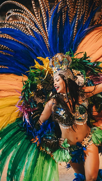 penari brasil, pakaian berwarna-warni, Perayaan Karnaval, Amazonas Brasil, kostum lengkap, pakaian meriah, festival budaya, tari tradisional, Bulu yang semarak, hiasan kepala eksotis, acara yang meriah