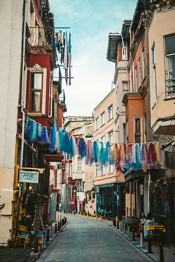 Stanbul Street, stare budowle, wiszące pranie, Vibrant Alleyway, miejskie życie, kolorowe dekoracje, tradycyjna architektura, wąska uliczka, pejzaż miejski, dziedzictwo kulturowe, scena uliczna