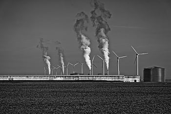 invernaderos, molinos de viento, tanque de almacenamiento, paisaje, en blanco y negro