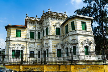 Žlutý a bílý dům, historické sídlo, vinobraní architektura, kované železné plot, Ozdobený design, černá železná brána, architektonický design, historický domov, vinobraní domů, exteriér zámku, žlutý a bílý dům