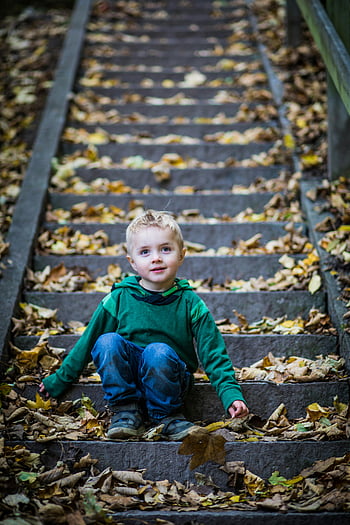 băiat care stă pe scări, băiat, verde hoodie, scări în aer liber, frunze de toamna, sezonul de toamna, portret pentru copii, haine casual, în aer liber, Fotografie de sezon, fundal natural