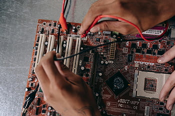 Motherboardreparatur, Nahaufnahme Hände, elektronische Bauteile, Reparaturwerkzeuge, Nahaufnahme der Hauptplatine, Arbeiten am Motherboard, elektronische Reparatur, Hände reparieren, Motherboard-Komponenten, elektronische Reparaturwerkzeuge, praktische Reparatur