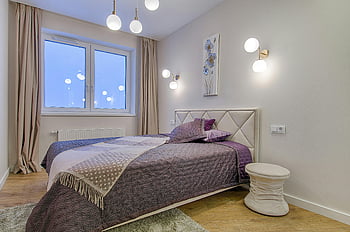 moderní ložnice, fialové akcenty, elegantní osvětlení, dřevěná podlaha, Stylový pokoj, lůžko, okno, záclony, nástěnné umění, osvětlovací tělesa, útulný interiér