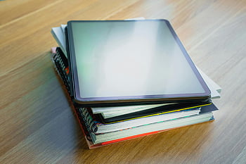 デジタルタブレット、 本の山、 現代の教育、 技術、 グラフィックタブレット、 書籍、書類、 上面図、 学習教材、 教育ツール、 机のセットアップ、 学習リソース