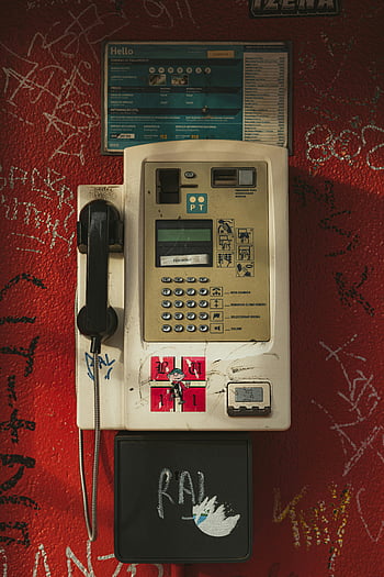 starý telefon, retro telefonní automat, Graffiti pokrytá zeď, červené zdi, nostalgický městský, vinobraní telefon, městských vibrací, veřejný telefon, telefonní automat, pouliční umění, retro telefon