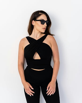 žena v sluneční brýle, černé oblečení, Elegantní portrét, stylová žena, Moderní kouzlo, Černá móda, portrét ženy, módní sluneční brýle, elegantní vzhled, bílé pozadí