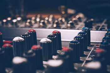 audio mixer, makro snímek, zvukový ekvalizér, Disly osvětlené studio, Hudební motivy, Technologická témata, Detailní knoflíky, Vybavení studia, zvukové míchání, Produkce zvuku, hudební technologie