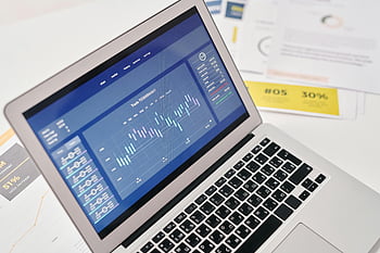 laptop, økonomiske grafer, analytics, dokumenter, forretningspresentasjoner, Åpen bærbar PC, Dokumenter i nærheten, Finansiell analyse, forretningsgrafer, Presentasjonsverktøy, økonomiske data