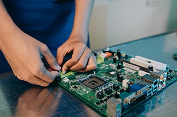 Moederbordassemblage, Precisietools, computer moederbord, hands-on montage, close-up foto, persoon werkt, Moederbordcomponenten, elektronische componenten, computer hardware, technisch werk, assemblageproces
