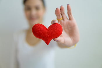 inima rosie, selectiv, iubire simbol, Simbol de îngrijire, Simbol al sănătății, fotografie aproape, femeie care ține inima, Forma inimii roșii, dragoste și grijă, sănătate și wellness, inima simbol