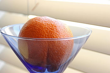 mandarino fresco, bicchiere da cocktail, Arancia matura, tazza di vetro blu, avvicinamento, sfondo a luce morbida, fotografia di frutta, arancione in vetro, Arancia vibrante, cristalleria, agrumi