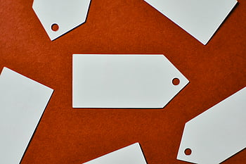 prázdné štítky, detailní fotografie, bílé značky, texturované červené pozadí, mockup design, značek produktů, Použití designu, Bílé štítky, červené pozadí, štítky detailů