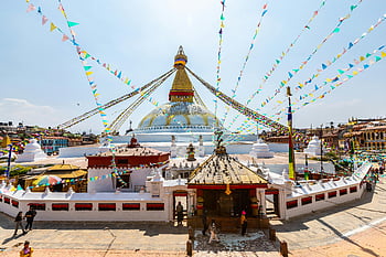 boudhanath sztúpa, kathmandu, Nepál, színes ima zászlók, turisták, élénk jelenet, díszített sztúpa, kulturális mérföldkő, úti cél, Vallási oldal, ima zászlók