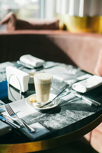 latté, coupe en verre clair, liquide brun, table de café élégant, coutellerie, serviettes, Soleil chaud, scène de petit-déjeuner, CAFE RÉGLAGE, boisson au café, café matinal