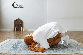 žena se modlí, hidžáb, modlitební koberec, klidný pokoj, víra, klid, ramadán mubarak, dřevěná podlaha, svíčky, duchovní okamžik, Islámská modlitba