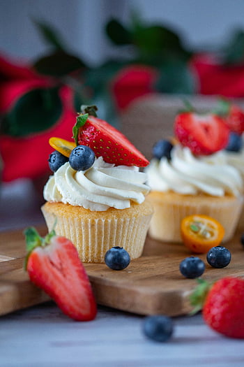 Cupcakes, Beeren, Erdbeeren, Blaubeeren, Holzbrett, Dessert, lecker, frische Beeren, Cupcake Toppings, Erdbeercupcakes, Blaubeer-Cupcakes