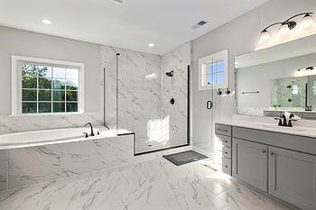 salle de bain de luxe blanche, carreaux de marbre, douche en verre, vanité moderne, salle de bain spacieuse, salle de bain élégante, salle de bain blanche, salle de bain en marbre, salle de bain de luxe, salle de bain moderne, cabine de douche en verre