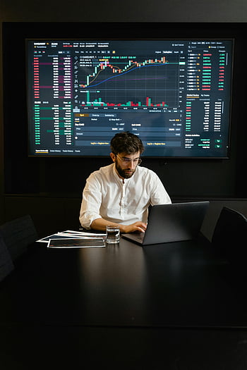 Zaměřený profesionální muž, pomocí přenosného počítače, Analýza trendů na akciovém trhu, Nastavení kanceláře, Zobrazené grafy, Finanční analýza, obchodování s akciemi, obchodní profesionál, údaje o trhu, investiční analýza, kancelářská práce