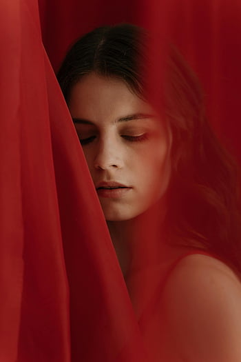 صورة امرأة،  الستائر الحمراء،  صورة درامية،  صورة فنية،  مخفي جزئيًا،  الستائر المتدفقة،  خلفية حمراء،  وجه امرأة،  التصوير الفني،  إضاءة درامية،  قماش أحمر