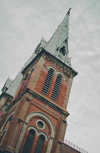 fotografia ad angolo basso, Cattedrale in stile gotico, mattone rosso, dettagli in pietra, torre della cattedrale, Inquadratura dal basso, architettura gotica, edificio della chiesa, dettagli architettonici, struttura religiosa, Design alla guglia