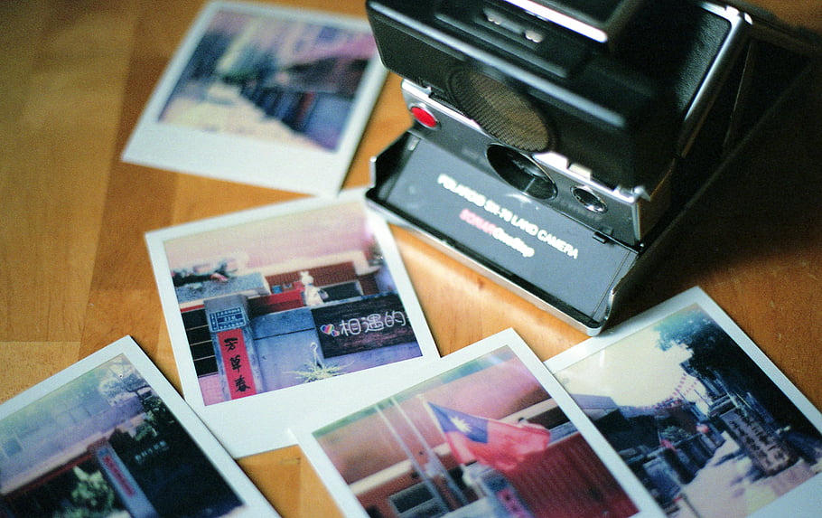 analogové fotografie, polaroid fotoaparát, okamžitá kamera, barevné polaroidy, dřevěný stůl, retro fotoaparát, ročník fotografie, fotografie, polaroidové fotografie, zobrazení tabulky, fotografické vybavení