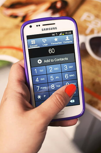 smartphone Samsung, telefono Android, tecnologia mobile, Numero di composizione, mano ravvicinata, Samsung bianco, tastiera smartphone, Aggiunta di contatto, dispositivo mobile, Caso viola, tastiera digitale