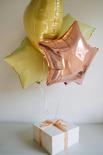 yıldız şeklinde balonlar, hediye kutusu, yüzen balon, kutlama süslemeleri, metalik balonlar, parti süsleri, hediye sunumu, şenlikli balonlar, yıldız balonları, hediye sarma, Kutlama Hediyeleri